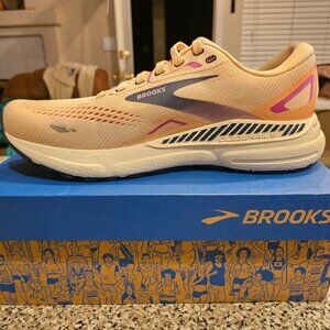 Brooks Womens tennis shoes 9.5